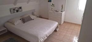 Ένα ή περισσότερα κρεβάτια σε δωμάτιο στο Maison cozy à Saint-François avec piscine