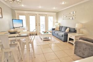 Posezení v ubytování Sandpiper Cove Unit 1065 Pet Friendly 1 Bedroom
