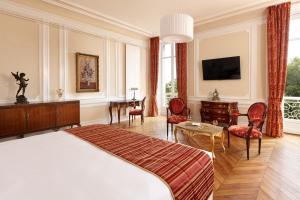 een hotelkamer met een bed en een tafel en stoelen bij Château Saint-Michel - Cercle des Grands Crus in Rully