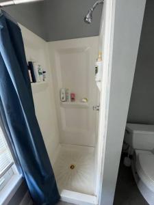 Ένα μπάνιο στο Private Attic room in shared home Near U of R