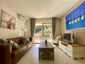 Μια τηλεόραση ή/και κέντρο ψυχαγωγίας στο Nice Ouest 2P Sea view, Pool, Quiet