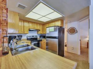 Køkken eller tekøkken på Chalet Village #27