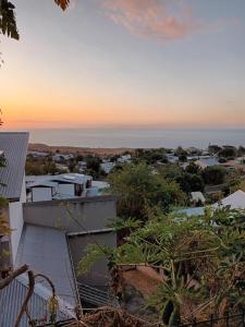 a view of the sunset from the roof of a house at tite Caz a nou in Saint-Paul