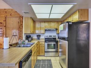 Køkken eller tekøkken på Chalet Village #27