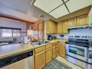 Køkken eller tekøkken på Chalet Village #27