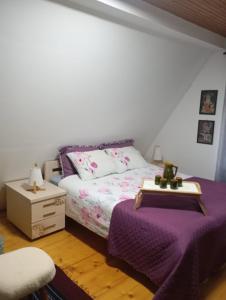 Postel nebo postele na pokoji v ubytování Household Jakic