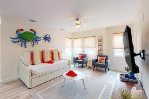 TV a/nebo společenská místnost v ubytování The Beach Suite #4