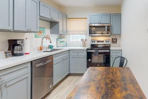 Kuchyň nebo kuchyňský kout v ubytování The Beach Suite #4