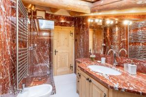 un bagno con lavandino e doccia di CORTINA Lodge a Cortina dʼAmpezzo