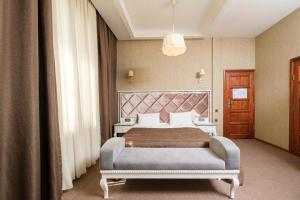 Postel nebo postele na pokoji v ubytování Maestro Hotel + 65 fotografií