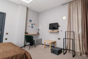 TV a/nebo společenská místnost v ubytování Maestro Hotel