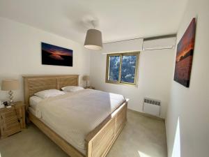 Ένα ή περισσότερα κρεβάτια σε δωμάτιο στο Nice Ouest 2P Sea view, Pool, Quiet +8 φωτογραφίες