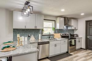 ローガンビルにあるNear Lakes and Golfing Spacious Loganville Home!の白いキャビネットとステンレス製の電化製品を備えたキッチン