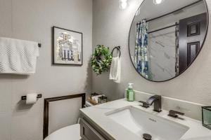 ローガンビルにあるNear Lakes and Golfing Spacious Loganville Home!の洗面台と鏡のあるバスルーム +16枚の写真