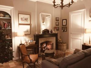 Saint-Paterne-RacanにあるGîte du château d'Hodebertのリビングルーム(暖炉、クリスマスツリー付)