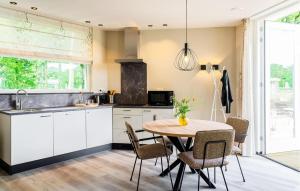 Η κουζίνα ή μικρή κουζίνα στο 2 Bedroom Beautiful Home In Afferden