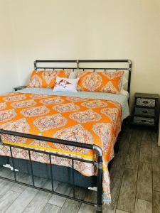1 cama con manta naranja y almohadas en HorseshoeBendHouse is Close to canyons Renovated recently with boat parking, en Page 30 fotos más