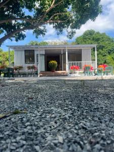 une petite maison blanche avec des fleurs devant elle dans l'établissement Casa Mango 1, à Cam Lâm