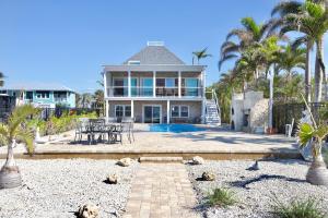 Πισίνα στο ή κοντά στο Bayview Sunset Getaway B by Sun Palace Vacations