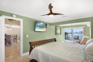 Μια τηλεόραση ή/και κέντρο ψυχαγωγίας στο Bayview Sunset Getaway B by Sun Palace Vacations