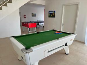 セントジュリアンズにあるVilla belvedereのリビングルーム(ビリヤード台、テーブル付)