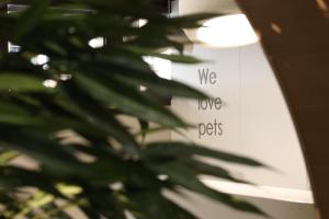 a plant with a sign that says we love pets at Aparthotel Nou Vielha in Vielha