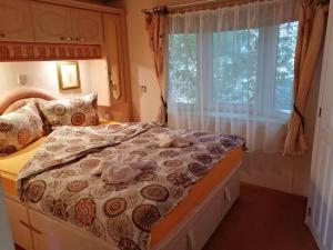 una camera da letto con un letto con due asciugamani sopra di Ezüst fenyő vendégház a Borzont