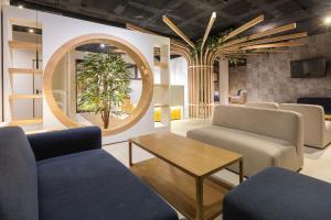 a waiting room with couches and a table and a mirror at Aparthotel Nou Vielha in Vielha