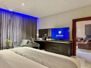 TV a/nebo společenská místnost v ubytování Boulevard Owerri Hotel