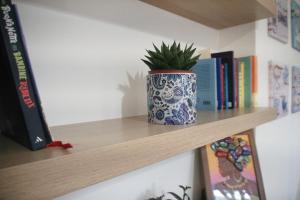 Perpustakaan di apartmen