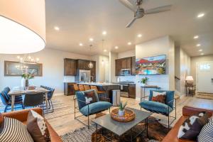 Una sala de estar con cocina y sala de estar. en 64| Pool Oasis at Ocotillo Springs with Private Pool, en Santa Clara