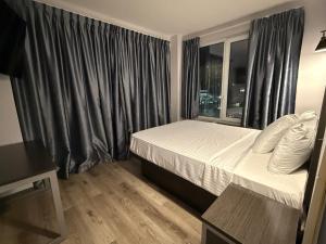 Postel nebo postele na pokoji v ubytování Bkway Hotel Brooklyn