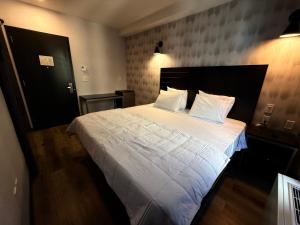 Postel nebo postele na pokoji v ubytování Bkway Hotel Brooklyn