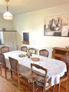 a dining room with a table and chairs at Havre de paix superbe 70m2 au calme, proche du Parlement européen in Strasbourg +17 photos