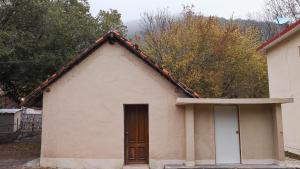 a small white building with a door in a yard at ESTANCIA CASA DE PIEDRA casa 2 in San Isidro +2 photos