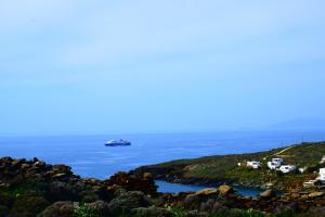 un bateau dans l'eau à côté d'une colline dans l'établissement Villa Demy, à Kardhianí 76 autres photos
