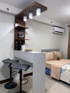 Χώρος καθιστικού στο Studio with Balcony and Pool View in the Heart of Lapu-Lapu, Cebu +11 φωτογραφίες
