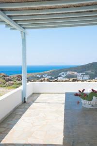 un patio avec vue sur l'océan dans l'établissement Villa Demy, à Kardhianí