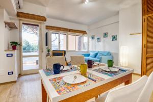 Ruang duduk di Casa del Maestrale seaside apartment 35 min from Rome