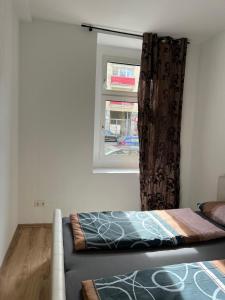 维也纳Comfortable 1BR & 1LR Apt Prime location of Vienna的带床和窗户的卧室