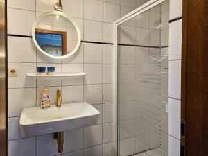 Koupelna v ubytování Ferienhaus Oll Smee 9 Huus EEN mit Terrasse, Grill und kleinem Garten + 36 fotografií