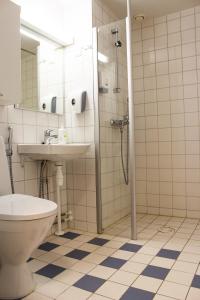 een badkamer met een douche, een toilet en een wastafel bij Meri-Karina in Turku
