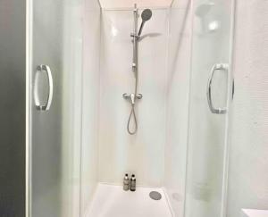 a white bathroom with a shower and a sink at Ipanema, Train Lens - Paris trajet d'environ 1 heure 10 minutes in Lens +18 photos