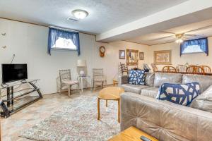 un soggiorno con un divano e una TV di Walk to Ohio River and Spencer Landing Apt with Patio a Vienna