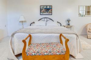 una camera con letto e struttura in legno di Walk to Ohio River and Spencer Landing Apt with Patio a Vienna