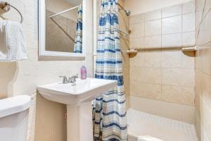 un bagno con lavandino e doccia di Walk to Ohio River and Spencer Landing Apt with Patio a Vienna