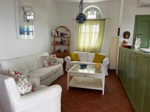 - un salon avec deux canapés blancs et une table dans l'établissement Villa Demy, à Kardhianí