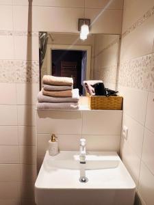 a bathroom with a sink and a mirror and towels at Pension im historischem Bahnhof in Fehrbellin kein Frühstück in Fehrbellin +31 photos