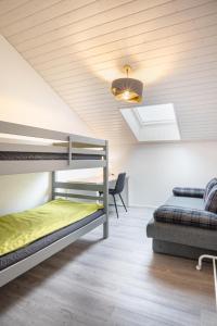 1 Schlafzimmer mit 2 Etagenbetten und einer Decke in der Unterkunft Semsales, relaxing and quiet in Semsales