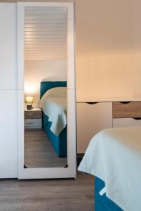 ein Schlafzimmer mit einem Bett und einem Spiegel in der Unterkunft Semsales, relaxing and quiet in Semsales + 8 Fotos